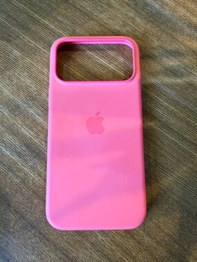Apple iPhone 17 Pro Max Silicone Case with MagSafe – Bright Guava ​​​​​​​